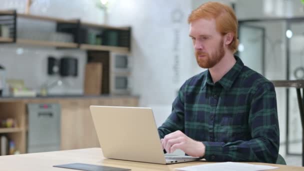 Positivo barba rossa uomo con computer portatile mostrando pollice su — Video Stock