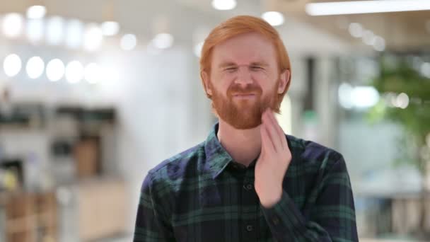 Retrato del hombre pelirrojo de barba con dolor de muelas, cavidad — Vídeos de Stock