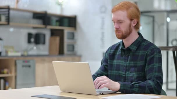 Dizüstü bilgisayarlı Kızıl Sakallı Adam Kameraya Bakıyor — Stok video