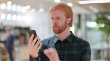 Sakallı Kızıl Saçlı Adam 'ın Akıllı Telefondaki Başarısızlığa Tepkisi 