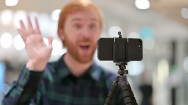 Yaratıcı Sakal Kırmızısı Adam Akıllı Telefondan Blog Yazıyor