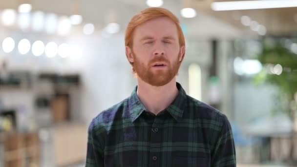 Portrait of Beard Redhead Man Écoute attentivement — Video
