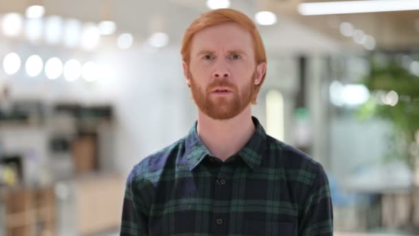 Retrato de barba ruiva homem olhando ao redor, Pesquisando — Vídeo de Stock