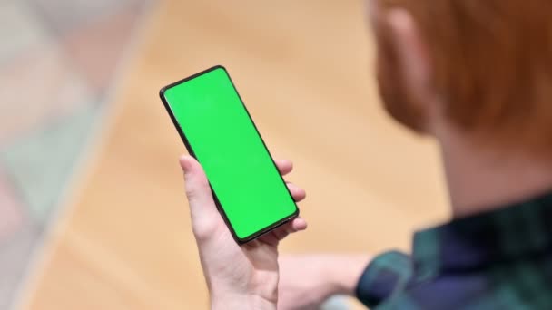 Genç adam Chroma Anahtar Ekranı ile Akıllı Telefon kullanıyor — Stok video