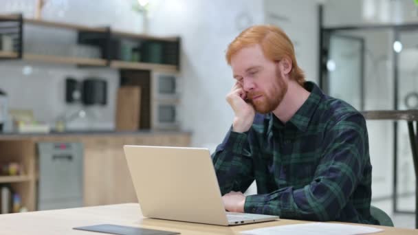 Barba rossa uomo con computer portatile addormentato, pisolino — Video Stock