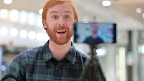 Creative Beard Redhead Man Recording Video onスマートフォン — ストック動画