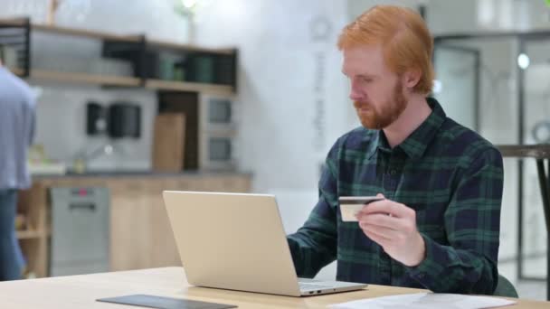 Успешная онлайн-оплата на ноутбуке от Beard Redhead Man — стоковое видео