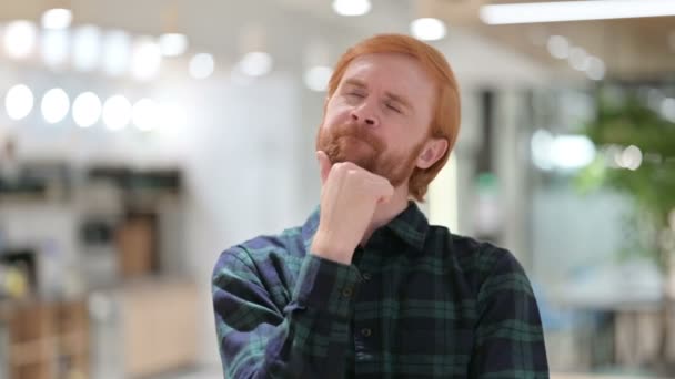 Porträtt av nyfiken skägg rödhårig man tänker på något — Stockvideo