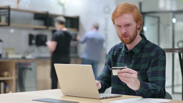 Falha de pagamento on-line no laptop por homem ruiva barba — Vídeo de Stock