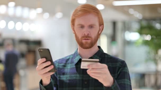 Πορτρέτο της σε απευθείας σύνδεση αποτυχία πληρωμής στο Smartphone με γενειάδα Redhead Man — Αρχείο Βίντεο