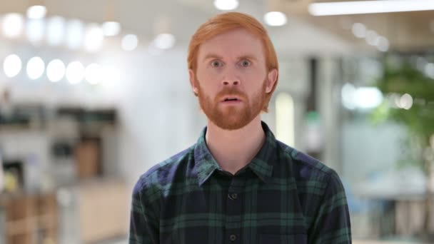 Retrato de homem ruivo barba preocupado sentindo chocado — Vídeo de Stock