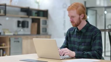 Sakallı Kızıl Adam 'ın Laptop' taki Online Video Sohbeti 