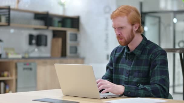 Vousy zrzavý muž reagující na ztrátu na notebooku v kavárně, selhání — Stock video