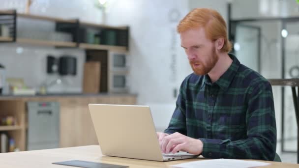 Rotschopf mit Bart reagiert auf Laptop-Verlust im Café — Stockvideo