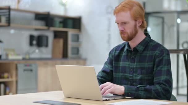 Homem ruivo barba com dor nas costas usando laptop no café — Vídeo de Stock