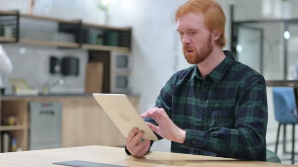 Online Video Chat on Tablet by Beard Redhead Man in Cafe — 비디오