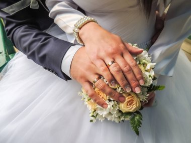 Çiçek ve alyans düğün buketi