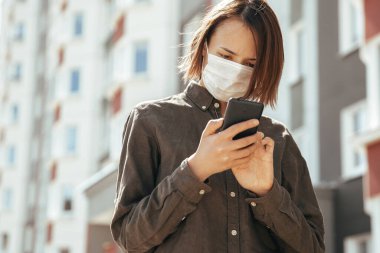 Kız telefona bakar ve bir mesaj yazar.