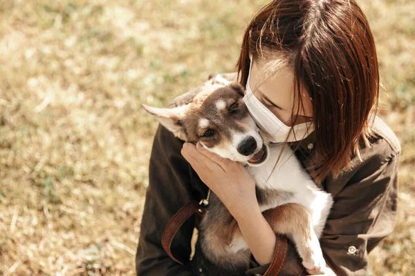 女の子は犬を抱きつく 若いです女の子ウィットA犬オンザ草 — ストック写真
