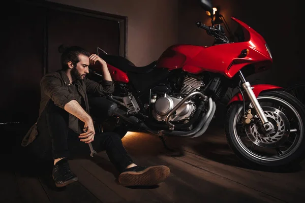 Seorang Pria Memegang Alat Dan Berpikir Bagaimana Memperbaiki Sepeda Motor — Stok Foto