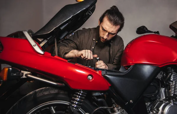 Seorang Pemuda Garasi Sedang Memperbaiki Sepeda Motornya Manusia Dengan Alat — Stok Foto