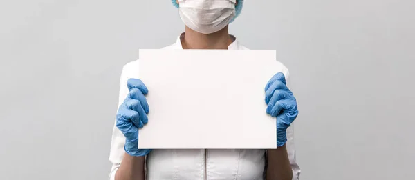 Doktor boş bir tahta tutuyor. Yazı için yer. Yakın plan fotoğraf.