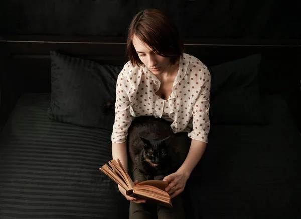 Дівчина Чорною Кішкою Колінах Читає Книгу — стокове фото
