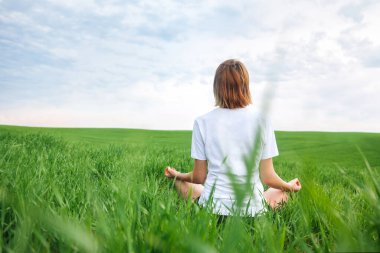 Kız doğada meditasyon yapıyor. Arka plan