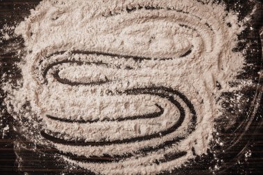  Un ahşap bir masaya saçılmış. Üst görünüm kapat