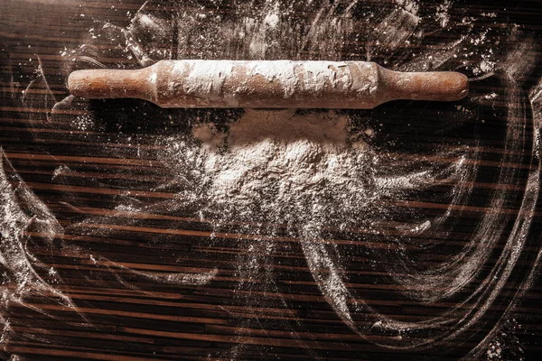 Nudelholz Mehl Auf Einem Holztisch Blick Von Oben Nahaufnahme — Stockfoto