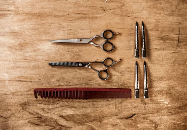 Friseurwerkzeuge Schön Auf Einem Holztisch Ausgelegt — Stockfoto