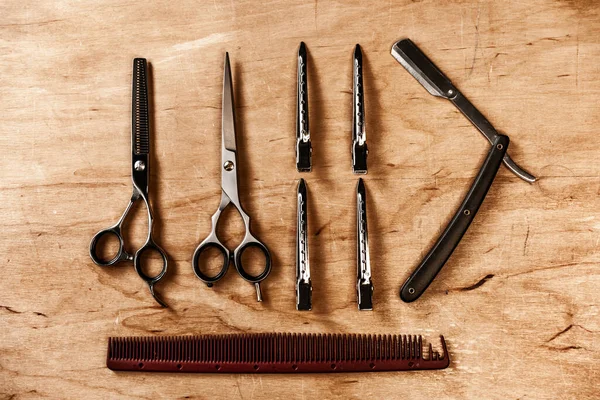 Das Friseurwerkzeug Liegt Auf Einem Holztisch Friseurkamm Schere Und Rasierer — Stockfoto