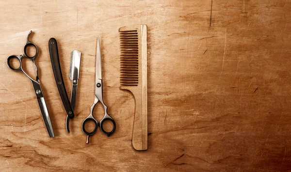 Friseurbedarf Liegt Parallel Nebeneinander Auf Einem Holztisch Platz Für Eine — Stockfoto