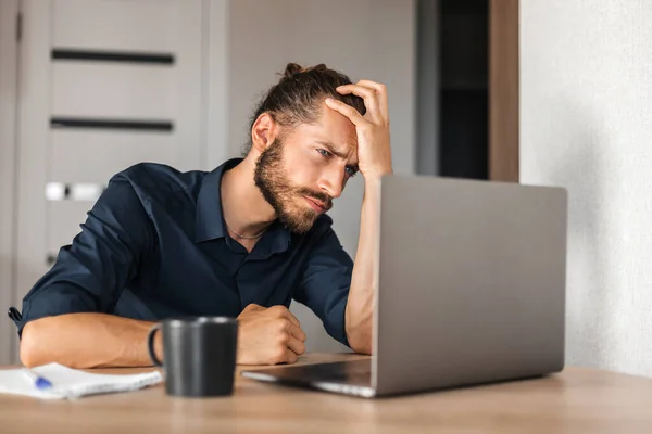 Yorgun Bir Adam Dizüstü Bilgisayara Bakıyor Başını Tutan Genç Bir — Stok fotoğraf