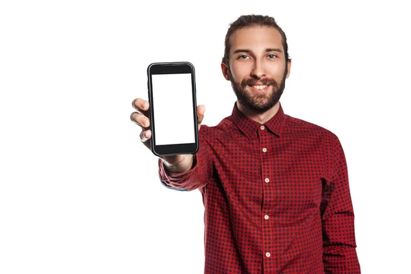 Genç, gülümseyen bir adam beyaz arka planda akıllı telefon ekranı gösterir. Reklam ve reklam etiketleri için izole bir yer.