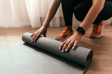 Evdeki eğitimden sonra yerde yoga minderi var, yakın plan.