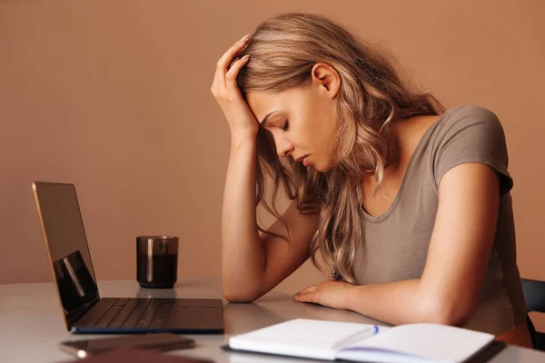 Portrait Tired Work Young Woman Who Works Remotely Laptop — Stock Photo, Image