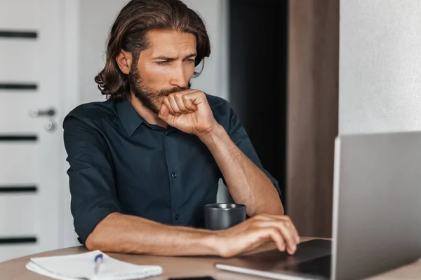 Joven Hombre Cansado Trabajando Casa Portátil Hombre Trabaja Una Laptop — Foto de Stock