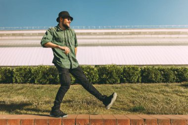 Hippi adam sokakta dans ediyor.