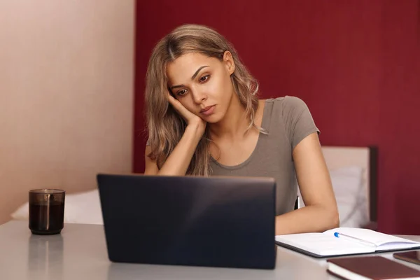 Mulher Mestiça Entediada Olhando Para Laptop Sem Saber Que Fazer — Fotografia de Stock