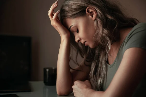 Hüsrana Uğramış Yorgun Karışık Irktan Kadın Şiddetli Baş Ağrısıyla Baş — Stok fotoğraf