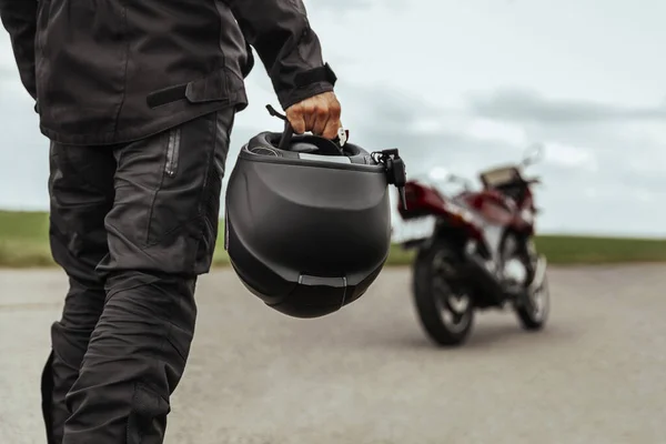 Ein Mann Geht Seinem Motorrad Und Hält Einen Helm Der — Stockfoto