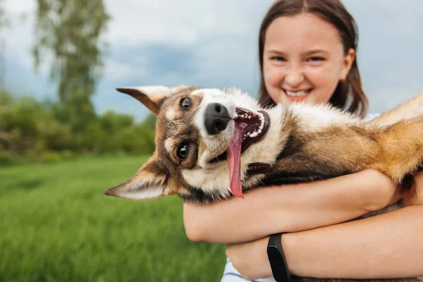 Leende Tonårstjej Som Håller Lycklig Hund Sina Armar Tittar Kameran — Stockfoto