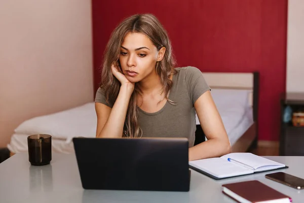 여자가 집에서 노트북으로 일하는 — 스톡 사진