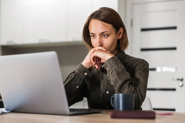 Mulher Cabelos Curtos Concentrada Olhando Para Laptop Ouvindo Webinar Enquanto — Fotografia de Stock