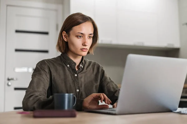 Fiatal Ing Dolgozik Otthon Használ Laptop — Stock Fotó