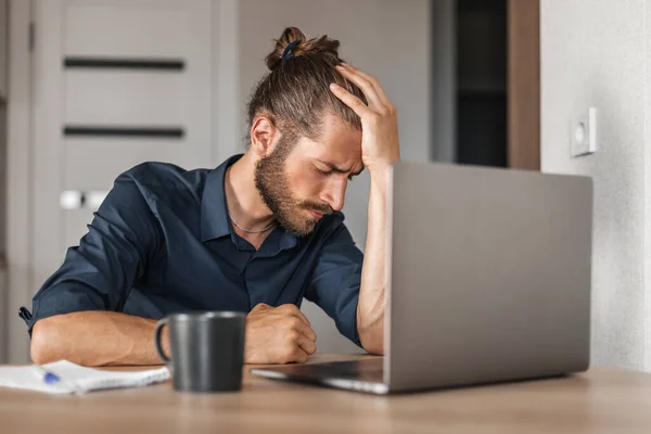 Evde Dizüstü Bilgisayar Kullanarak Çalışan Başı Ağrıyan Yorgun Adam — Stok fotoğraf