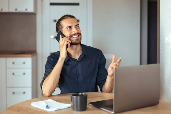 Молодий Бізнесмен Розмовляє Телефону Працюючи Ноутбуці Вдома — стокове фото