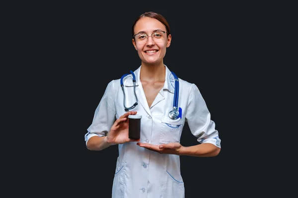 Doctora Joven Que Presenta Nuevo Medicamento Frasco Aislado Sobre Fondo — Foto de Stock