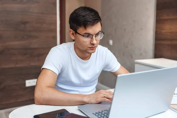 Hombre Concentrado Trabajando Portátil Programador Escribe Código Ordenador — Foto de Stock